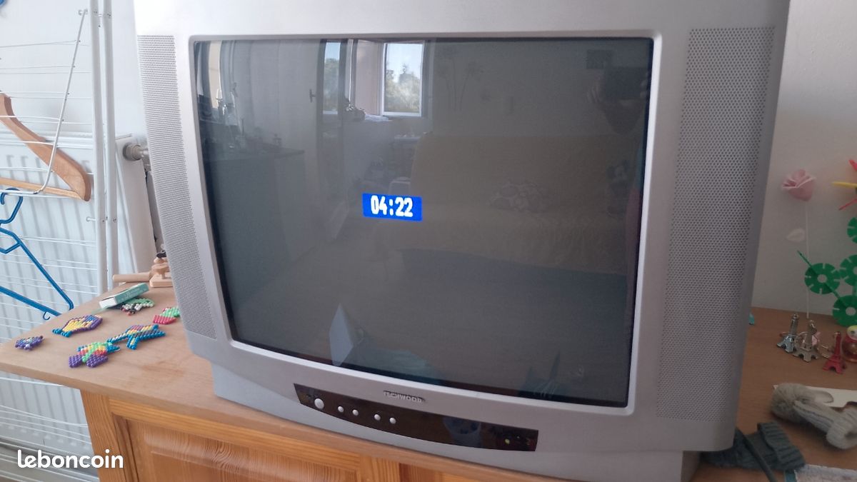 Téléviseur cathodique Techwood argenté vu de face